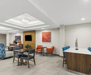 Photo 4 - Holiday Inn Express and Suites Fairmont by IHG