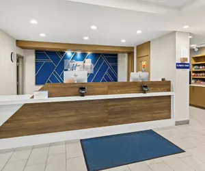 Photo 5 - Holiday Inn Express and Suites Fairmont by IHG