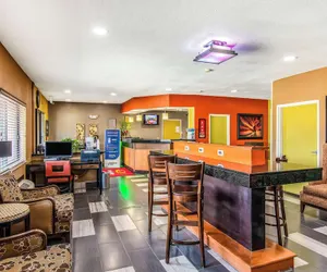 Photo 4 - Econo Lodge at Wanamaker