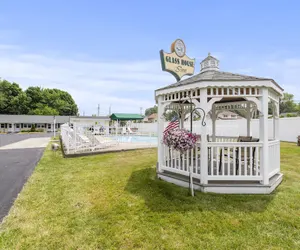 Photo 2 - Glass House Inn Erie Near I-90 & I-79