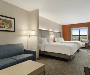 Photo 4 - Holiday Inn Express & Suites Mt. Pleasant by IHG