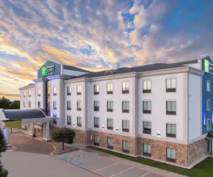 Photo 2 - Holiday Inn Express And Suites Denton North, an IHG Hotel