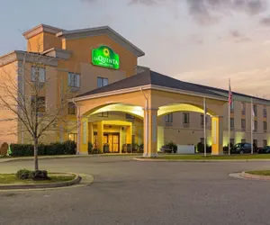 Photo 2 - La Quinta Inn & Suites by Wyndham Richmond - Kings Dominion