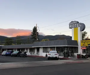 Photo 2 - Highlander Motel