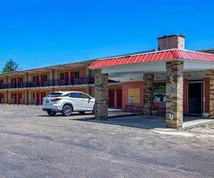 Photo 2 - Econo Lodge Bradford