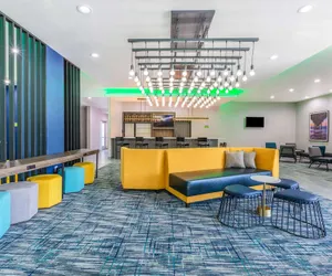 Photo 4 - La Quinta Inn & Suites by Wyndham Galveston West Seawall