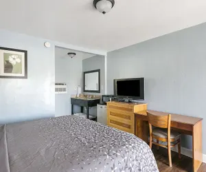 Photo 5 - Deluxe Inn