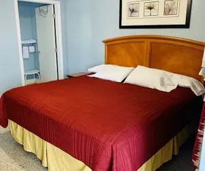 Photo 2 - Deluxe Inn