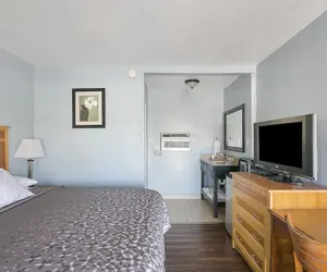 Photo 4 - Deluxe Inn