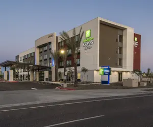 Photo 2 - Holiday Inn Express & Suites Phoenix North - Happy Valley by IHG