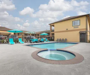 Photo 2 - Days Inn & Suites by Wyndham La Porte