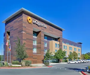 Photo 2 - La Quinta Inn & Suites by Wyndham Lakeway