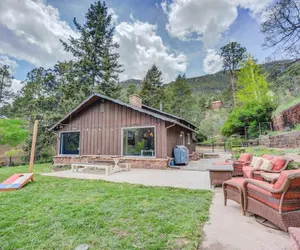Photo 2 - 4BR Mountain Getaway Pikes Peak, Dog-friendly!
