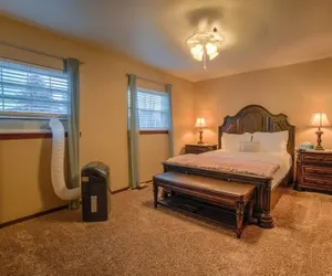 Photo 5 - 4BR Entertainer AF Academy Hot Tub, Firepit!