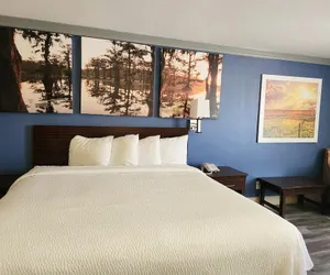 Photo 2 - Days Inn by Wyndham Rosenberg
