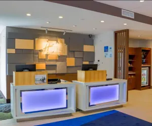 Photo 2 - Holiday Inn Express & Suites Detroit North - Roseville, an IHG Hotel