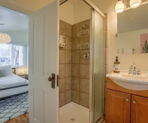 Photo 3 - Vintage Tiny House Cute 1bdrm Big Appeal