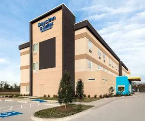 Photo 2 - Days Inn & Suites by Wyndham Beaumont West / I-10 & Walden