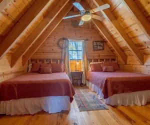 Photo 5 - The Lazy K 3 Bedroom Cabin by RedAwning