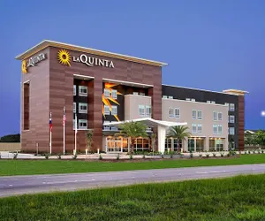 Photo 2 - La Quinta Inn & Suites by Wyndham Texas City I 45