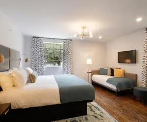 Photo 5 - The Present Hotel