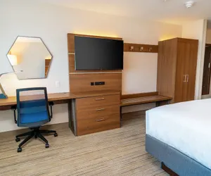 Photo 4 - Holiday Inn Express & Suites Las Vegas - E Tropicana by IHG