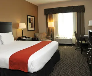 Photo 5 - Holiday Inn Express & Suites Clinton