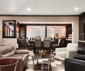 Photo 4 - Days Inn & Suites by Wyndham Conroe North