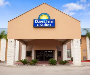 Photo 2 - Days Inn & Suites by Wyndham Conroe North