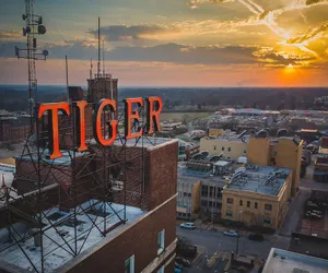 Photo 2 - voco, The Tiger Hotel, Columbia, MO, an IHG Hotel