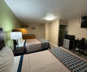 Photo 4 - Executive Inn and Kitchenette Suites