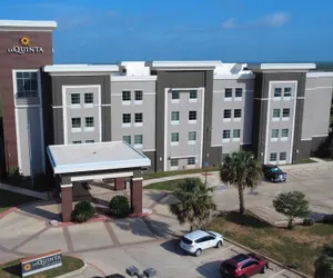 Photo 2 - La Quinta Inn & Suites by Wyndham Pearsall