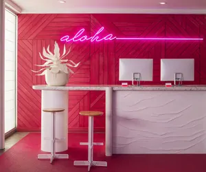 Photo 2 - Shoreline Hotel Waikiki