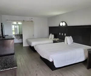 Photo 4 - Fairway Inn