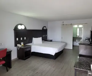 Photo 2 - Fairway Inn