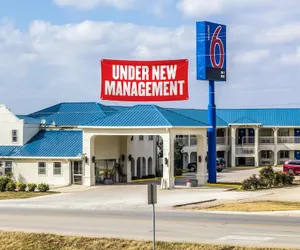 Photo 2 - Motel 6 Seguin, TX