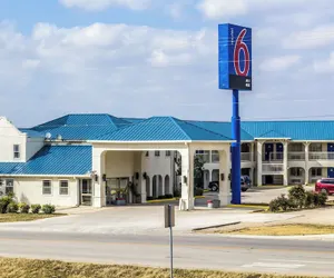 Photo 2 - Motel 6 Seguin, TX