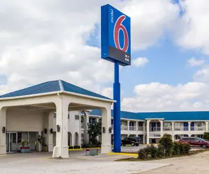 Photo 2 - Motel 6 Seguin, TX