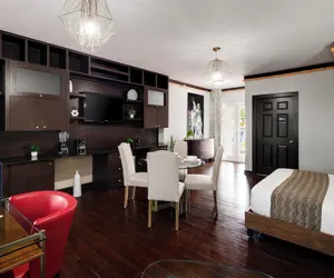 Photo 4 - Tradewinds Apartment Hotel