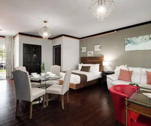 Photo 3 - Tradewinds Apartment Hotel