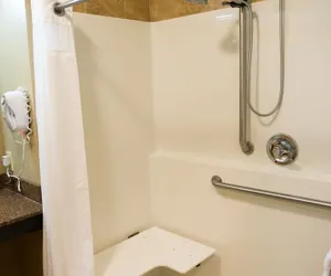 Photo 4 - Holiday Inn Express Hotel & Suites Northwood by IHG