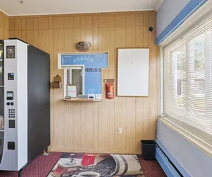 Photo 4 - Curry’s Motel by OYO Saginaw MI