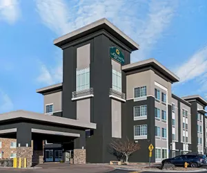 Photo 2 - La Quinta Inn & Suites by Wyndham Denver Gateway Park
