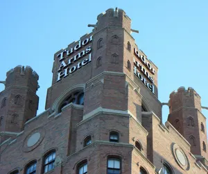 Photo 2 - The Tudor Arms Hotel Cleveland - a DoubleTree by Hilton