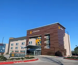 Photo 2 - La Quinta Inn & Suites by Wyndham Dallas/Fairpark