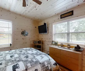 Photo 5 - Cozy Bear Den 2 Bedroom Cabin by RedAwning