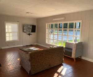 Photo 2 - Colonial Manor Motel