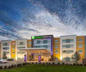 Photo 2 - Holiday Inn Express & Suites Wildwood The Villages, an IHG Hotel