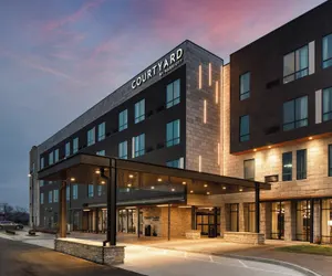 Photo 2 - Courtyard by Marriott Jefferson City