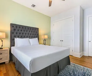 Photo 5 - Pristine Brand New 5BR by Hosteeva